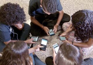 Como estão as escolas sem celulares?