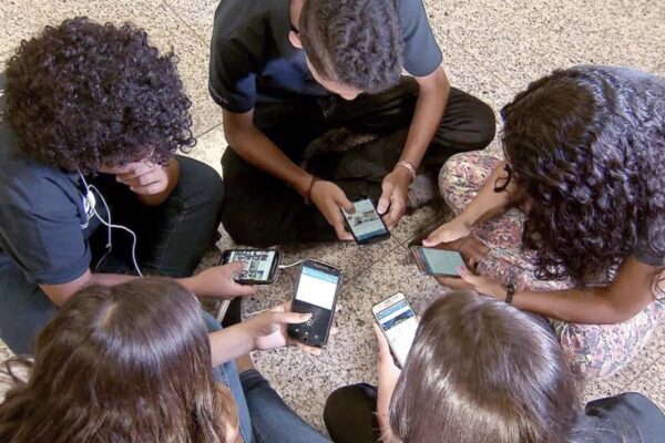 Como estão as escolas sem celulares?